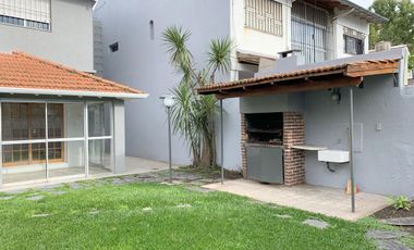 Casa  4 dormitorios jardin garage olivos