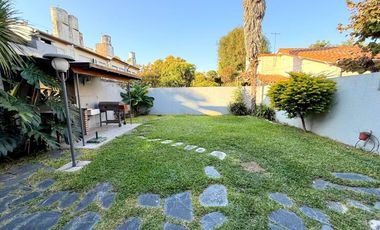 Casa  4 dormitorios jardin garage olivos