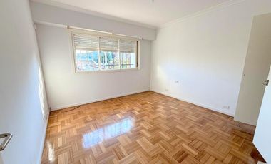 Casa  4 dormitorios jardin garage olivos