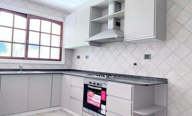Casa  4 dormitorios jardin garage olivos