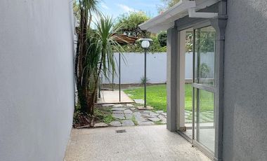 Casa  4 dormitorios jardin garage olivos