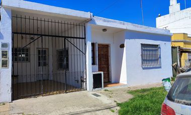 Venta de Casa c/cesión de derecho 3 amb. en J. L. Suarez Gral. San Martin SE ESCUCHAN OFERTAS!!!!!!