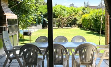 Casa en alquiler anual. 4 dorm. 4 baños. Pileta. Barrio Cerrado.