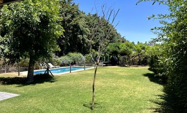Casa en alquiler anual. 4 dorm. 4 baños. Pileta. Barrio Cerrado.