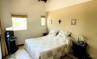 Casa en alquiler anual. 4 dorm. 4 baños. Pileta. Barrio Cerrado.