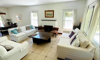 Casa en alquiler anual. 4 dorm. 4 baños. Pileta. Barrio Cerrado.
