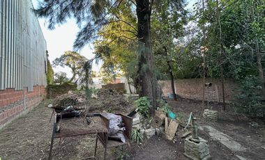 Amplio terreno (con casa) sobre Bvard, ideal para construir un galpón o local comercial