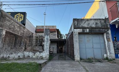 Amplio terreno (con casa) sobre Bvard, ideal para construir un galpón o local comercial