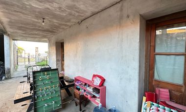 Amplio terreno (con casa) sobre Bvard, ideal para construir un galpón o local comercial