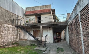 Amplio terreno (con casa) sobre Bvard, ideal para construir un galpón o local comercial