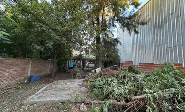 Amplio terreno (con casa) sobre Bvard, ideal para construir un galpón o local comercial