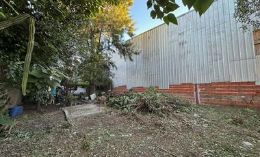 Amplio terreno (con casa) sobre Bvard, ideal para construir un galpón o local comercial