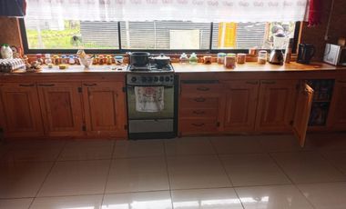 EN VENTA AMPLIA CASA MÁS UNA CABAÑA, PICHIRROPULLI, $ 93 MILLONES