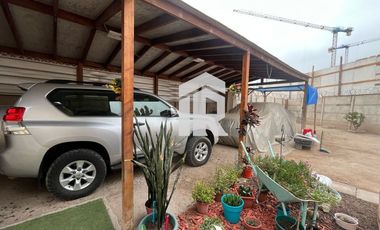 Venta casa en El Palomar frente a Santa Isabel