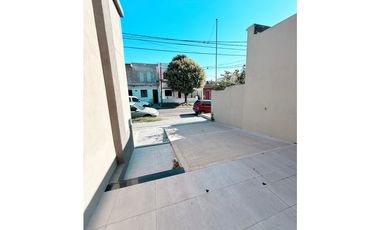 Venta Casa 2 Dormitorios Patio y Cochera Zona Hipodromo