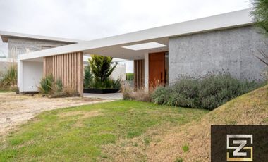 Casa en venta de 4 dormitorios c/ cochera en Costa Esmeralda