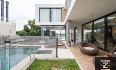 Casa en venta de 4 dormitorios c/ cochera en Costa Esmeralda