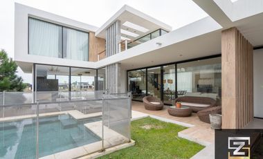 Casa en venta de 4 dormitorios c/ cochera en Costa Esmeralda