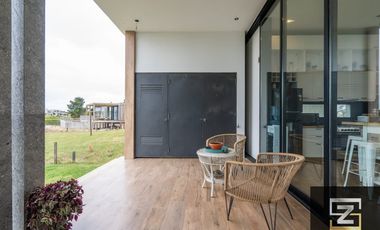 Casa en venta de 4 dormitorios c/ cochera en Costa Esmeralda