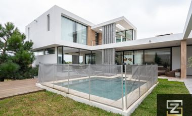 Casa en venta de 4 dormitorios c/ cochera en Costa Esmeralda
