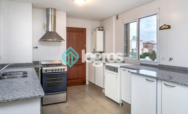 Departamento en venta de 3 dormitorios con cochera en Macrocentro
