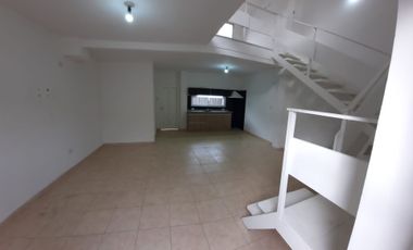 VENTA DUPLEX CON COCHERA Y PATIO. RIVADAVIA