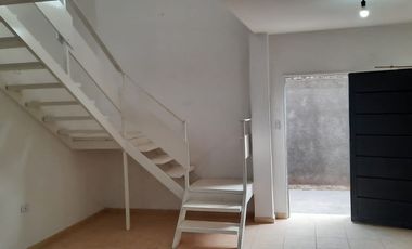 VENTA DUPLEX CON COCHERA Y PATIO. RIVADAVIA