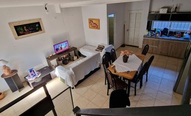 VENTA DUPLEX CON COCHERA Y PATIO. RIVADAVIA