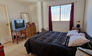 VENTA DUPLEX CON COCHERA Y PATIO. RIVADAVIA