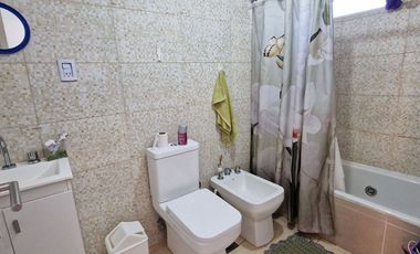 VENTA DUPLEX CON COCHERA Y PATIO. RIVADAVIA