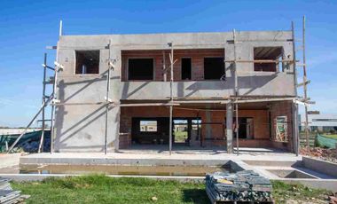 CASA 7 AMB EN VENTA EN BARRIO SANTA CLARA AL SUR