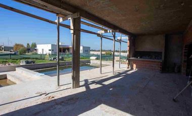 CASA 7 AMB EN VENTA EN BARRIO SANTA CLARA AL SUR