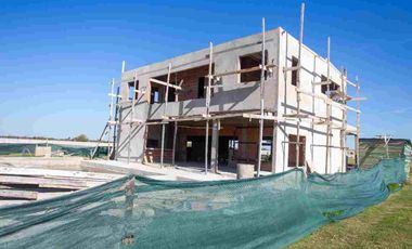 CASA 7 AMB EN VENTA EN BARRIO SANTA CLARA AL SUR