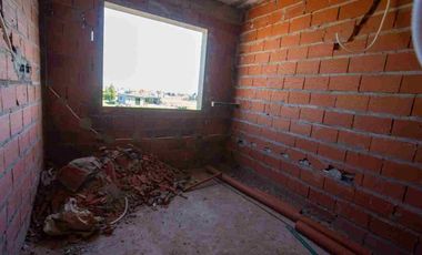CASA 7 AMB EN VENTA EN BARRIO SANTA CLARA AL SUR