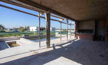 CASA 7 AMB EN VENTA EN BARRIO SANTA CLARA AL SUR