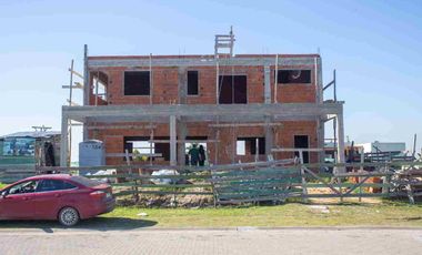 CASA 7 AMB EN VENTA EN BARRIO SANTA CLARA AL SUR