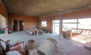 CASA 7 AMB EN VENTA EN BARRIO SANTA CLARA AL SUR