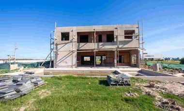 CASA 7 AMB EN VENTA EN BARRIO SANTA CLARA AL SUR