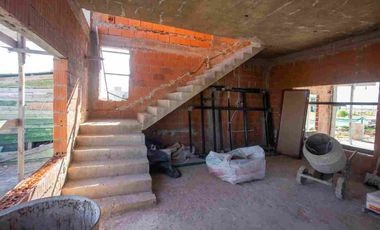 CASA 7 AMB EN VENTA EN BARRIO SANTA CLARA AL SUR
