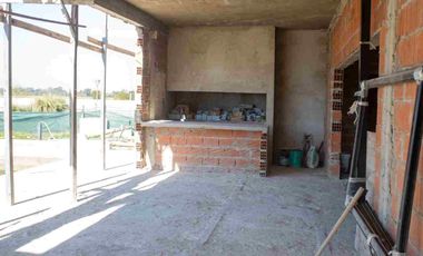 CASA 7 AMB EN VENTA EN BARRIO SANTA CLARA AL SUR