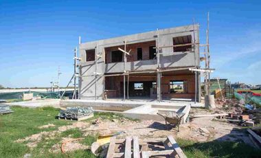 CASA 7 AMB EN VENTA EN BARRIO SANTA CLARA AL SUR