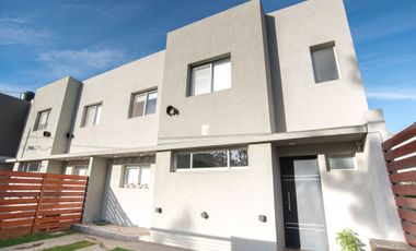 CASA DUPLEX 3 HAB. EN VENTA APTA BANCO GONNET