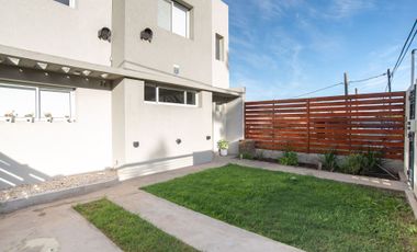 CASA DUPLEX 3 HAB. EN VENTA APTA BANCO GONNET