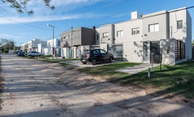 CASA DUPLEX 3 HAB. EN VENTA APTA BANCO GONNET