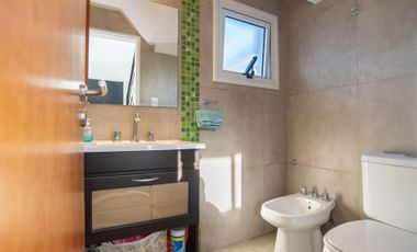 CASA DUPLEX 3 HAB. EN VENTA APTA BANCO GONNET
