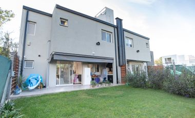 CASA DUPLEX 3 HAB. EN VENTA APTA BANCO GONNET