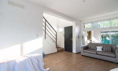 CASA DUPLEX 3 HAB. EN VENTA APTA BANCO GONNET