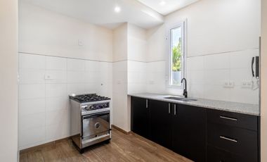 VENTA CASA 5 AMBIENTES EN RANELAGH C/COCHERA