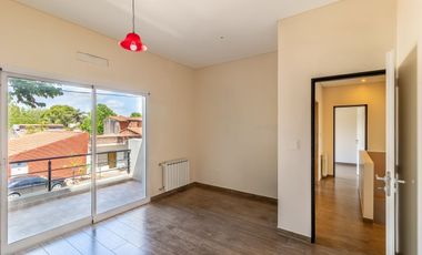 VENTA CASA 5 AMBIENTES EN RANELAGH C/COCHERA