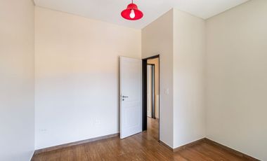 VENTA CASA 5 AMBIENTES EN RANELAGH C/COCHERA